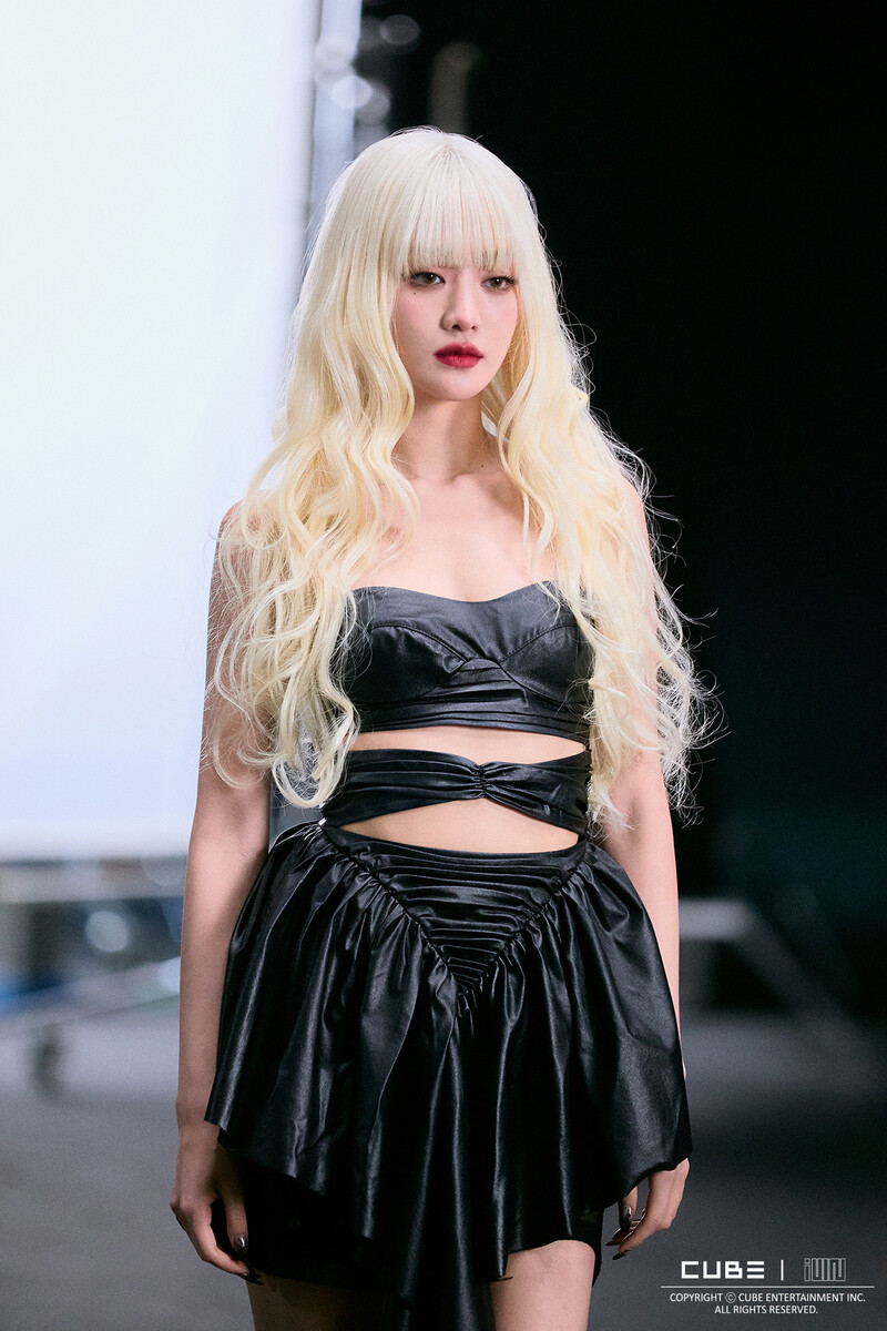 MINNIE 'Blind Eyes Red' MV - Behind Photos documents 17