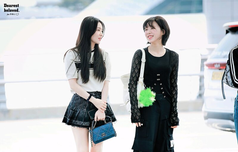 230519 RED VELVET Irene and Wendy at Incheon International Airport documents 5