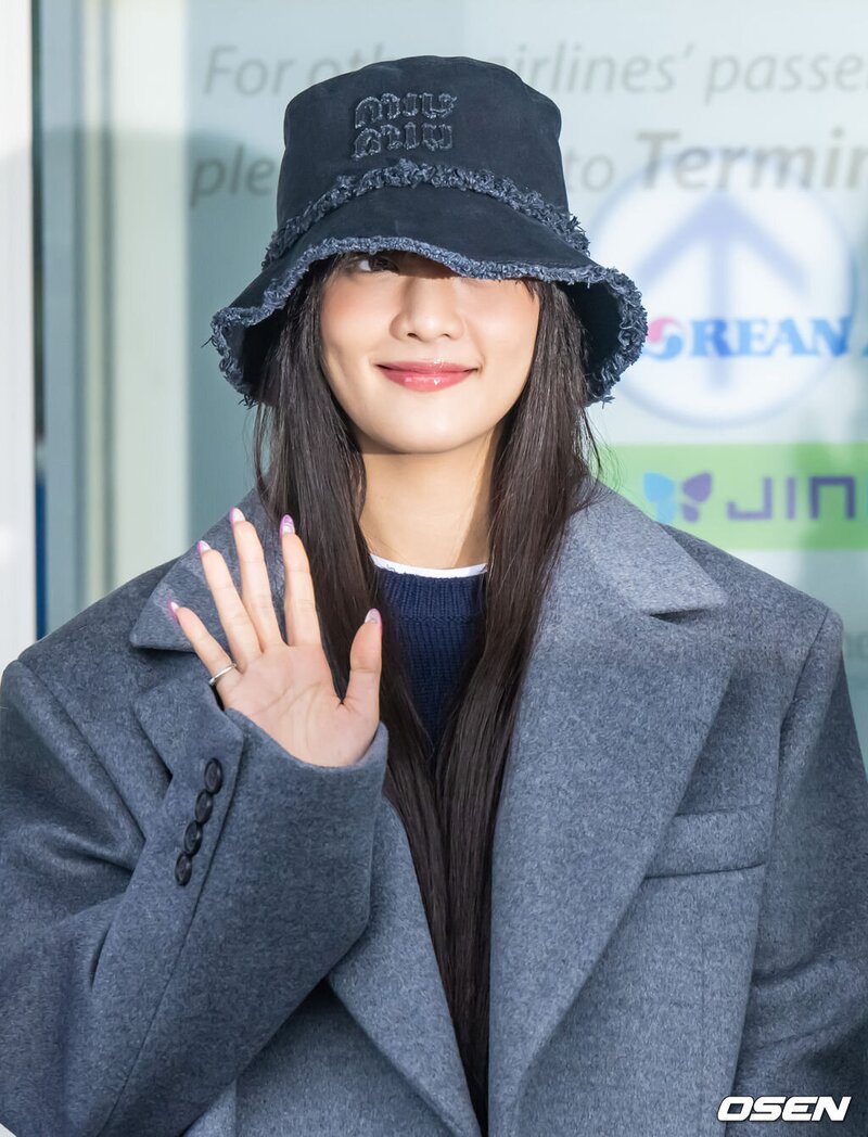 231028 (G)I-DLE Minnie at Incheon International Airport documents 2