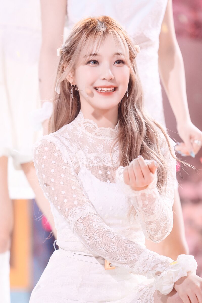 220123 fromis_9 Jiheon - 'DM' at Inkigayo documents 6