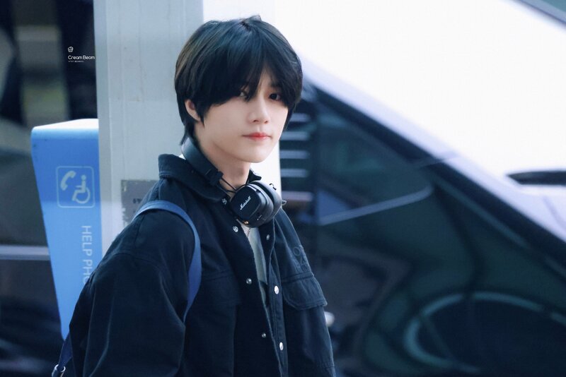 240117 TXT Beomgyu at Incheon International Airport documents 8