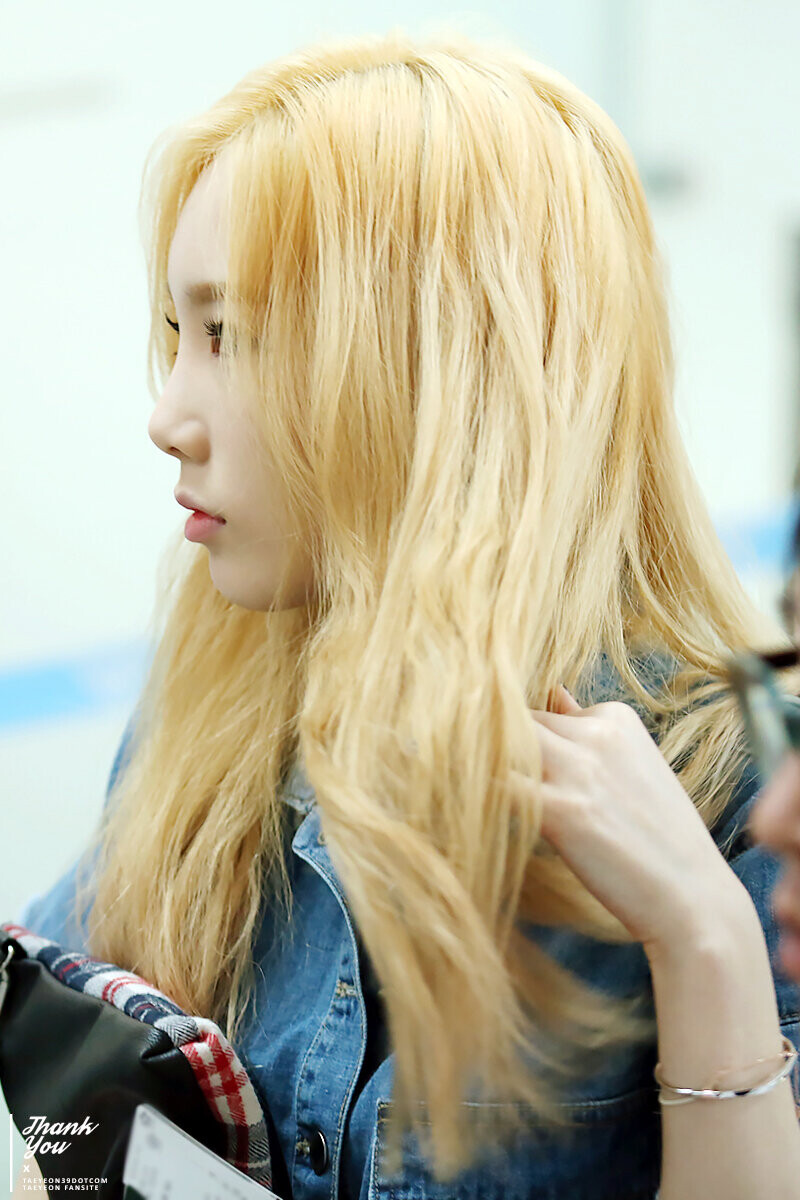 150610 Girls' Generation Taeyeon at Incheon Airport documents 11