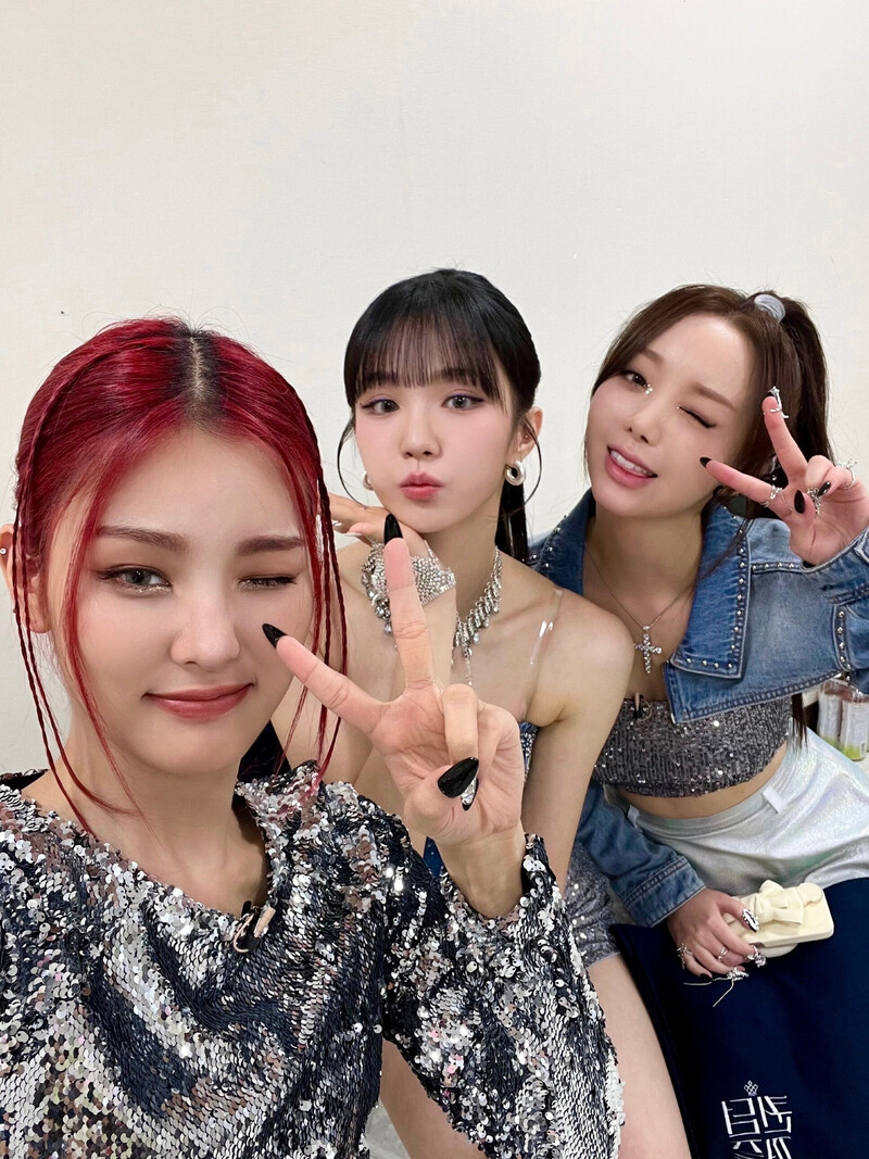 230719 WOOAH Twitter Update - NANA with Lightsum SANGAH, Lovelyz KEI documents 4