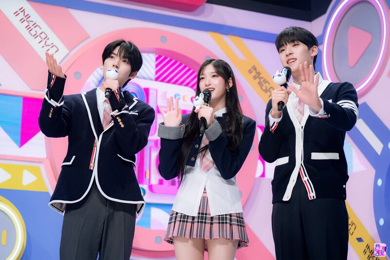 240428 MC Leeseo, Yu Jin, and Sung Hyun - 'Rum Pum Pum Pum' Special Stage at Inkigayo documents 6