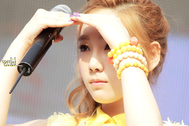 130525 Girls' Generation Taeyeon at Kyungbok High School Festival documents 5