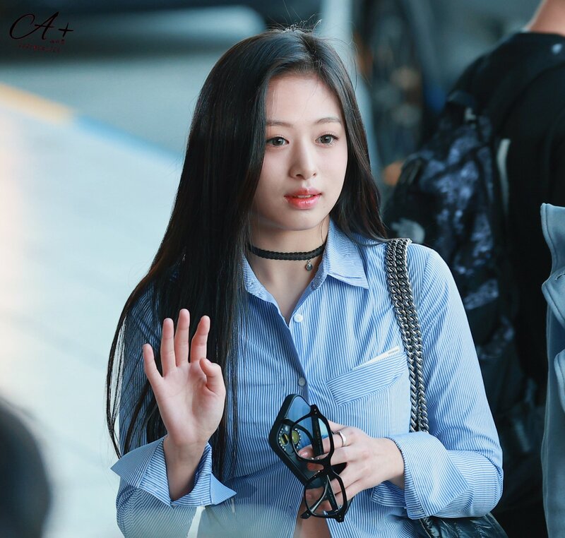 240509 BABYMONSTER AHYEON AT GIMPO AIRPORT documents 2