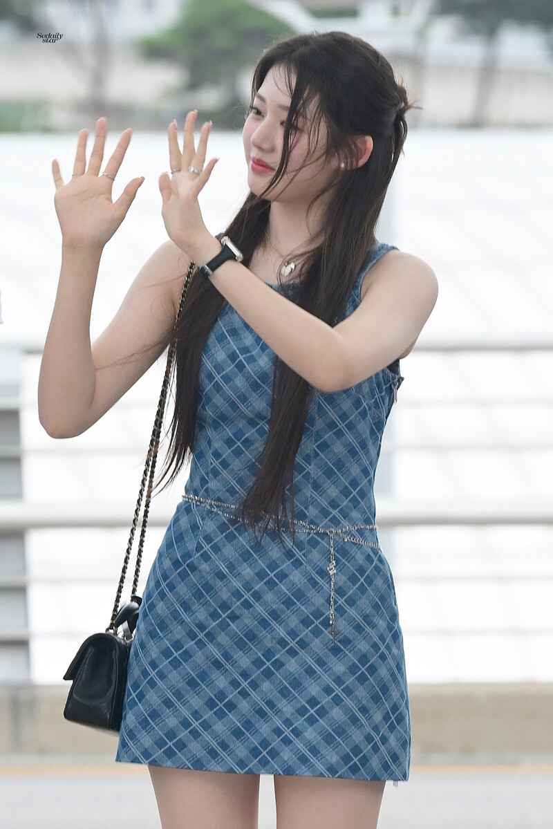 240729 BABYMONSTER Rora at Incheon International Airport documents 2