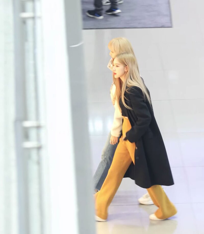 190201 - LISA at Incheon Airport to Philippines documents 9