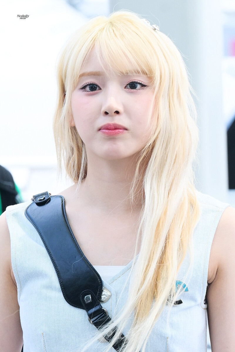 240621 NMIXX Jiwoo at Incheon International Airport documents 2