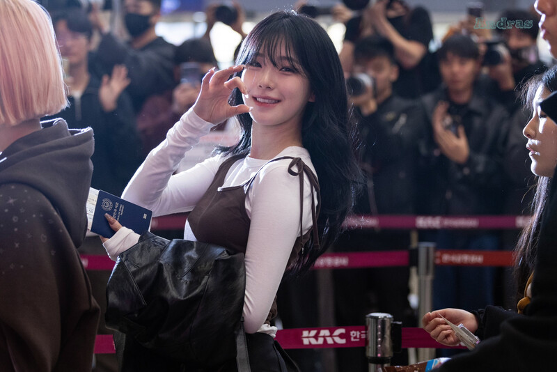 241109 fromis_9 Jiheon at Gimpo International Airport documents 3