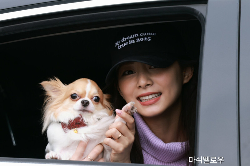 250101 Tzuyu at Gimpo Airport documents 2