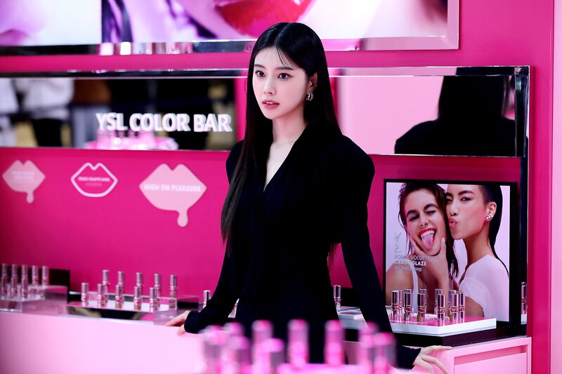 220212 8D Naver Post - Kang Hyewon - YSL Event Behind documents 7