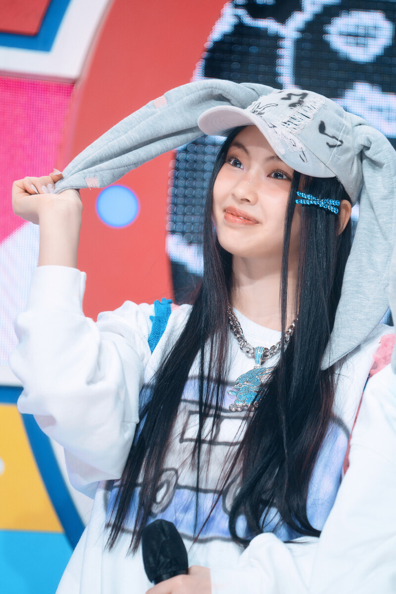 230115 NewJeans Hyein 'OMG' at Inkigayo documents 8