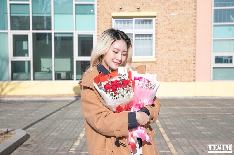 230210 YES IM Naver Post - Jia's Graduation Ceremony BEHIND documents 22