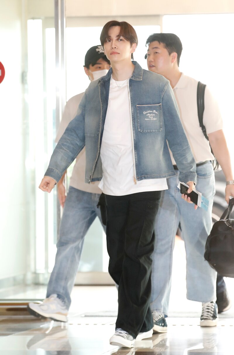 230719 2PM Lee Junho at Incheon International Airport documents 6