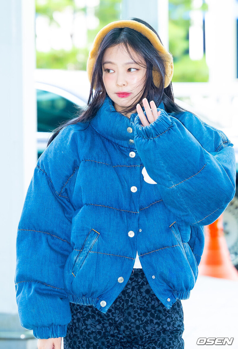 241110 JENNIE at Incheon Airport documents 4