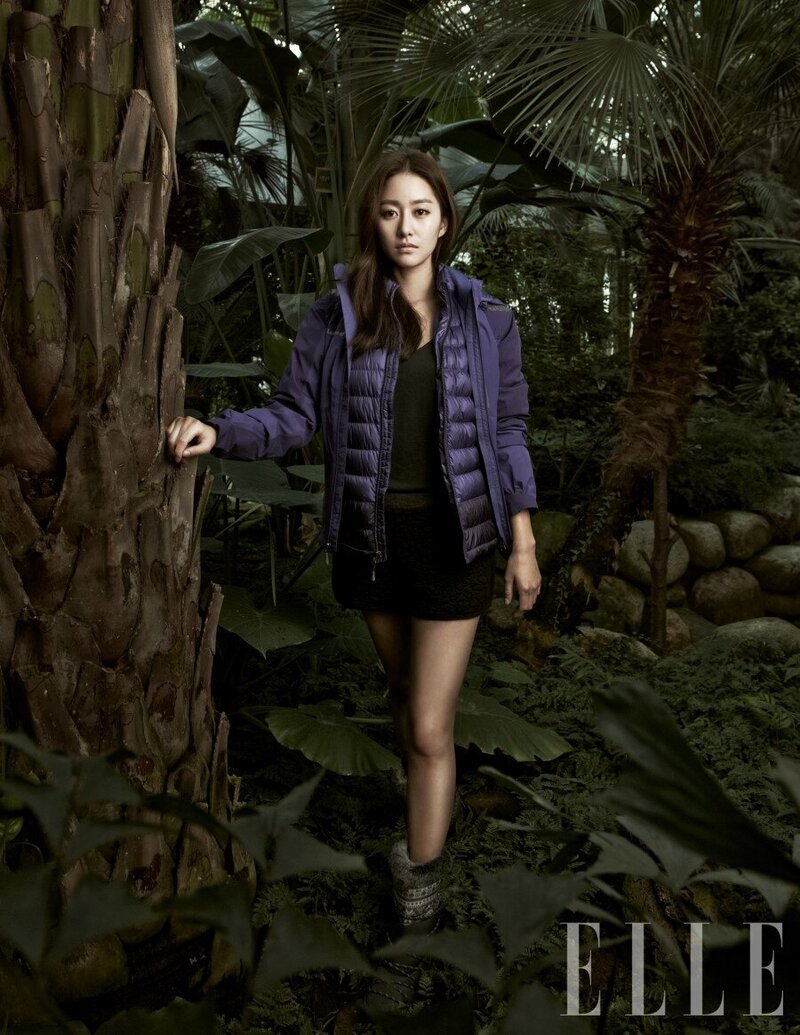 Jeon Hye-bin Elle Korea Magazine December 2012 Photoshoot documents 5