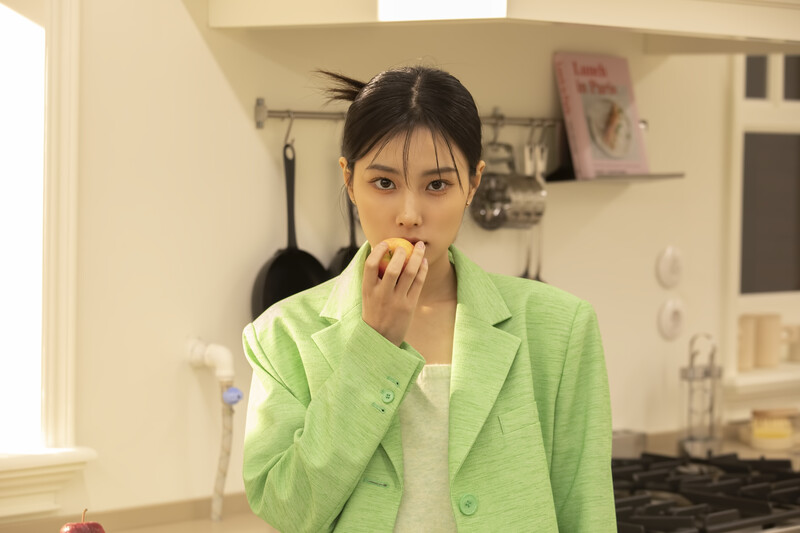 220402 8D Naver Post - Kang Hyewon - ELLE Photoshoot Behind documents 5