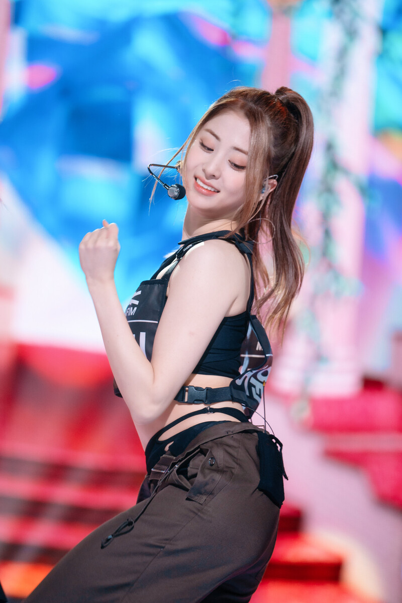 220508 LE SSERAFIM Huh Yunjin - 'Blue Flame' at Inkigayo documents 18