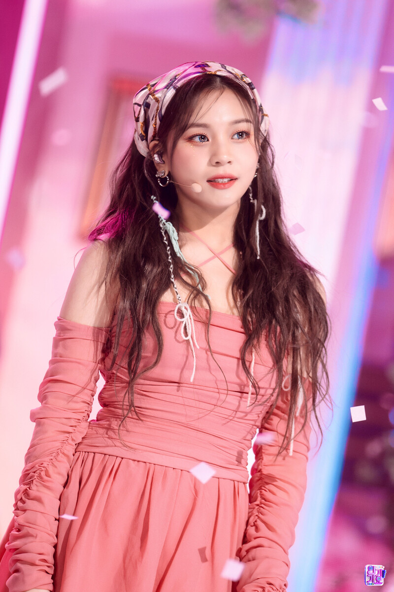 230205 VIVIZ Umji - 'PULL UP' at Inkigayo documents 3