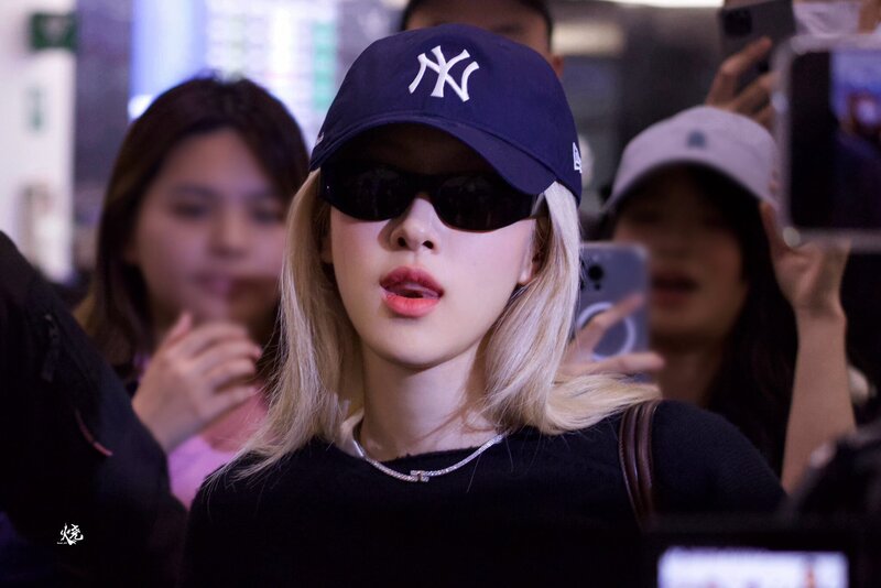 240413 - ROSÉ at Gimpo International Airport documents 1