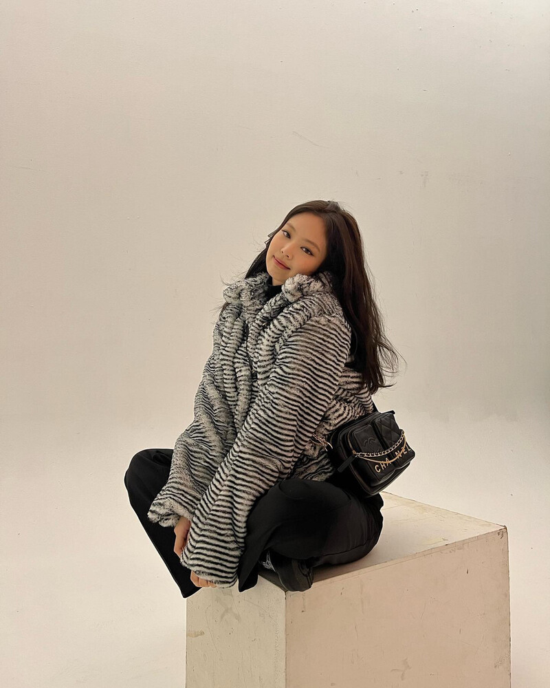 220125 - JENNIE Instagram Update documents 8