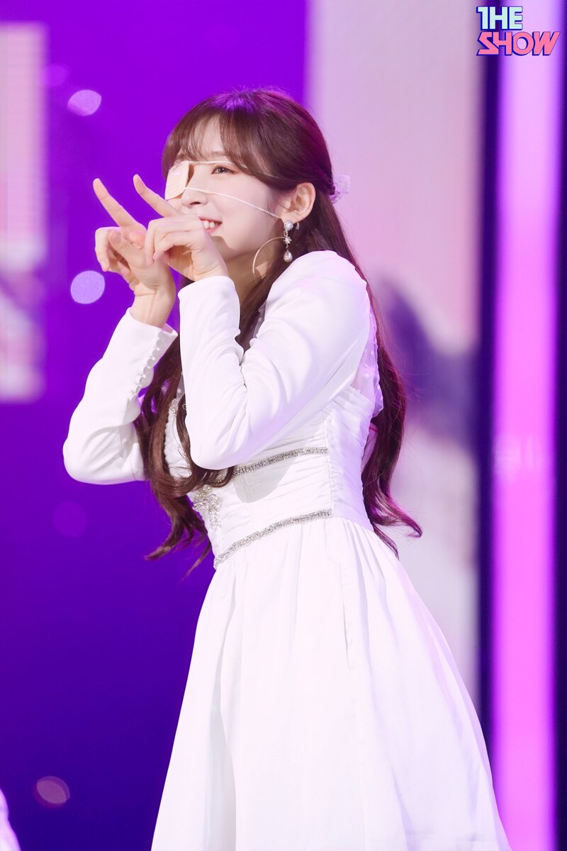 220405 OH MY GIRL 'Real Love' at The Show documents 28