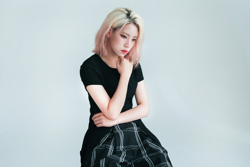 220930 YES IM Naver Post - Yoon Jia Star1 October Issue Behind documents 3