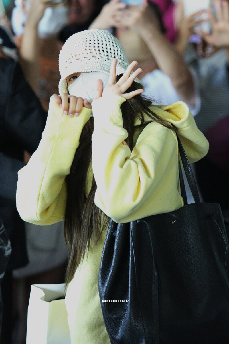 230525 LISA at Airport in Thailand documents 4