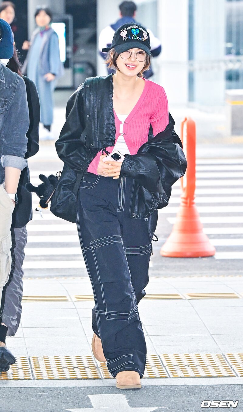 240304 New Jeans Danielle at Incheon International Airport documents 3
