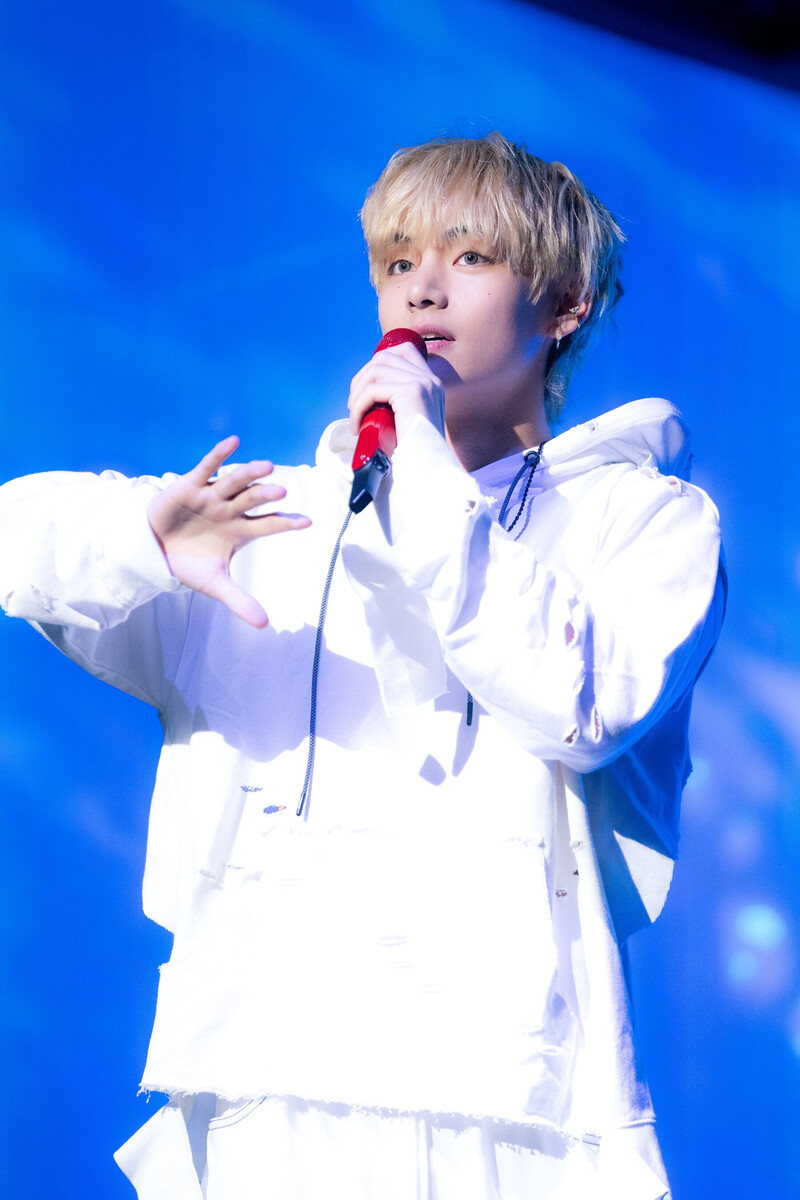 230910 BTS V - 'Slow Dancing' at Inkigayo documents 2