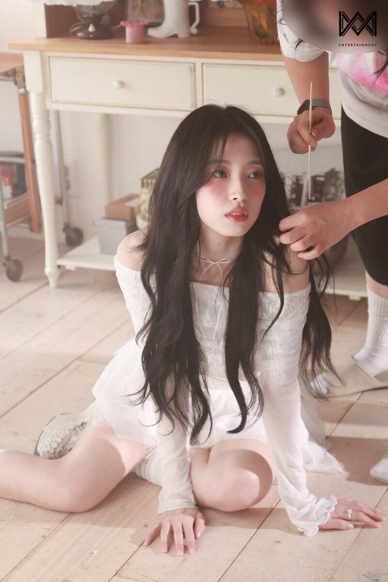 240902 WM Entertainment Naver Post with OH MY GIRL Arin - "Classified" MV Behind the Scenes documents 2