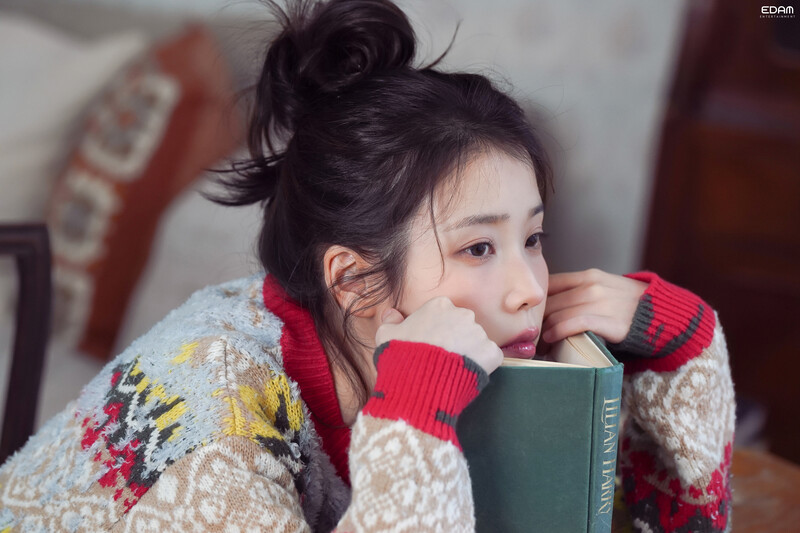 241113 EDAM Naver Post - IU - 2025 Season's Greetings Behind documents 5