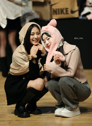 241216 TWICE Dahyun & Tzuyu - Music Korea Fansign