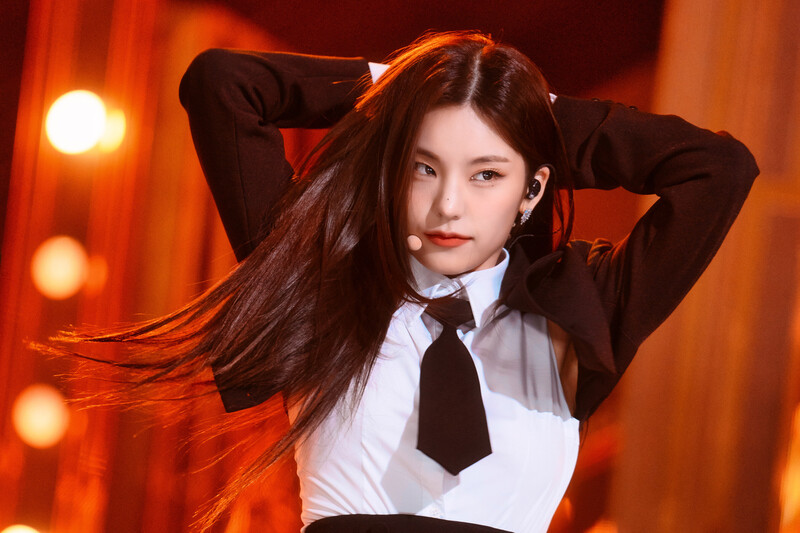 221204 ITZY Yeji - 'Cheshire' at Inkigayo documents 6