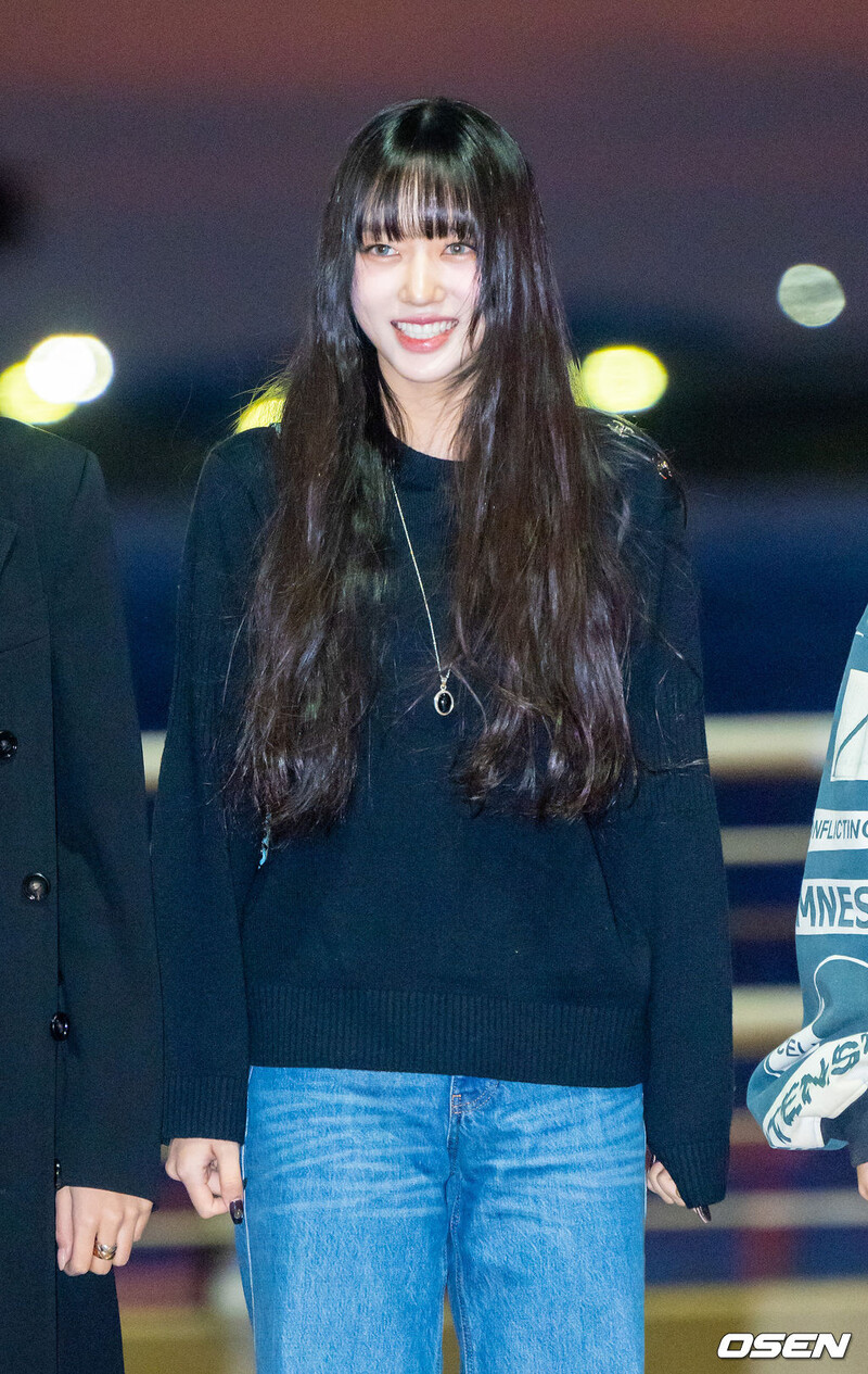 241119 MEOVV Sooin at Incheon International Airport documents 11