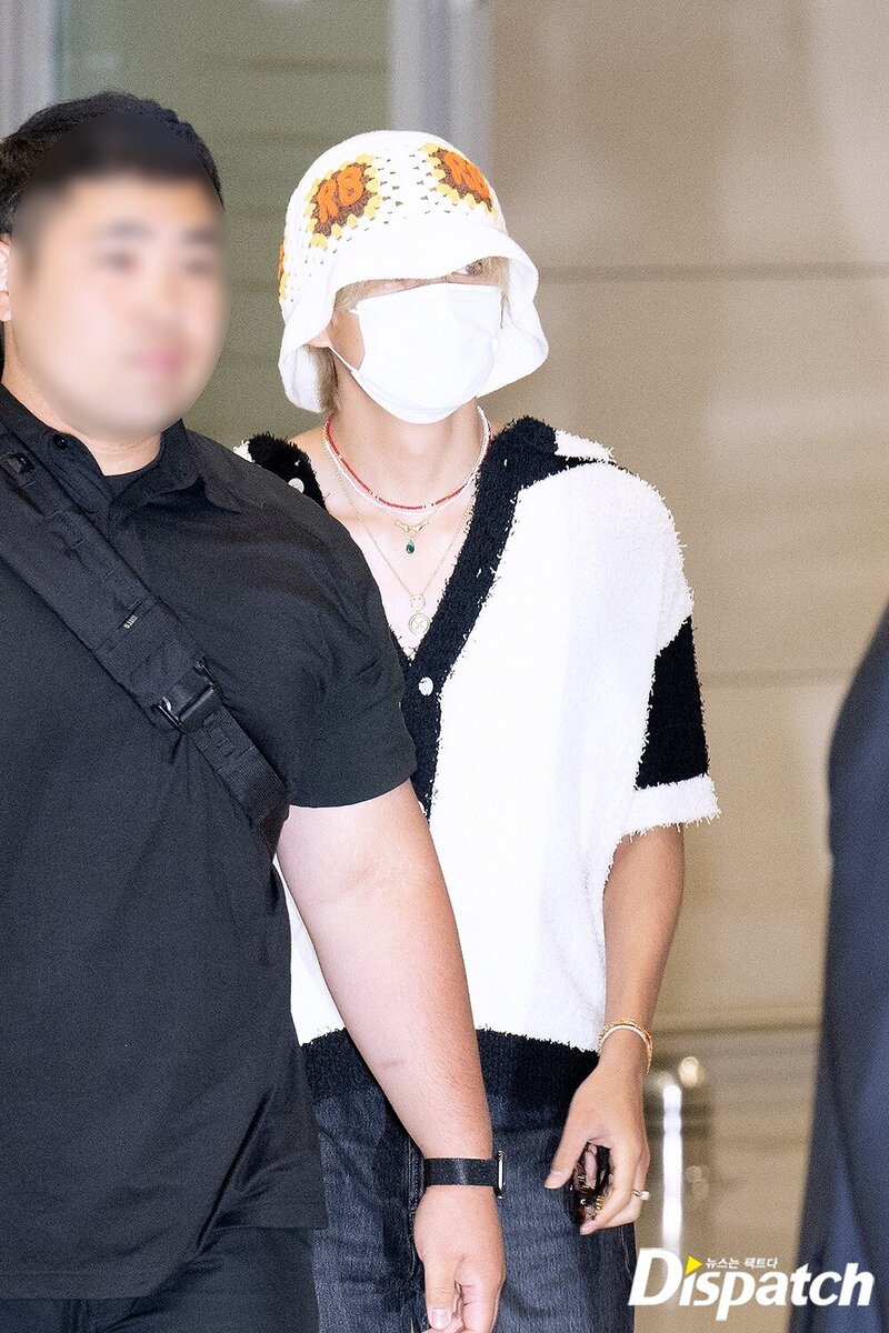 230609 BTS V at Incheon International Airport documents 5