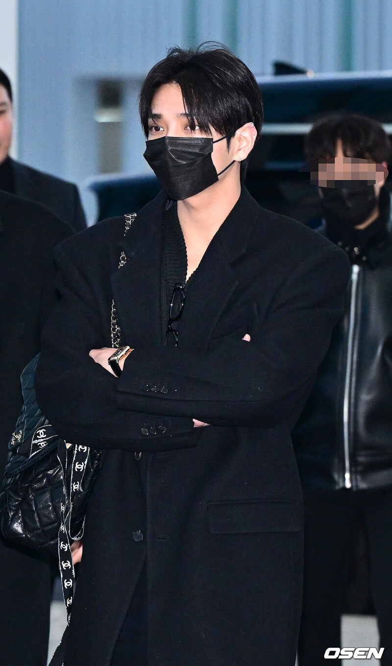 250103 SEVENTEEN Joshua at Incheon International Airport documents 4