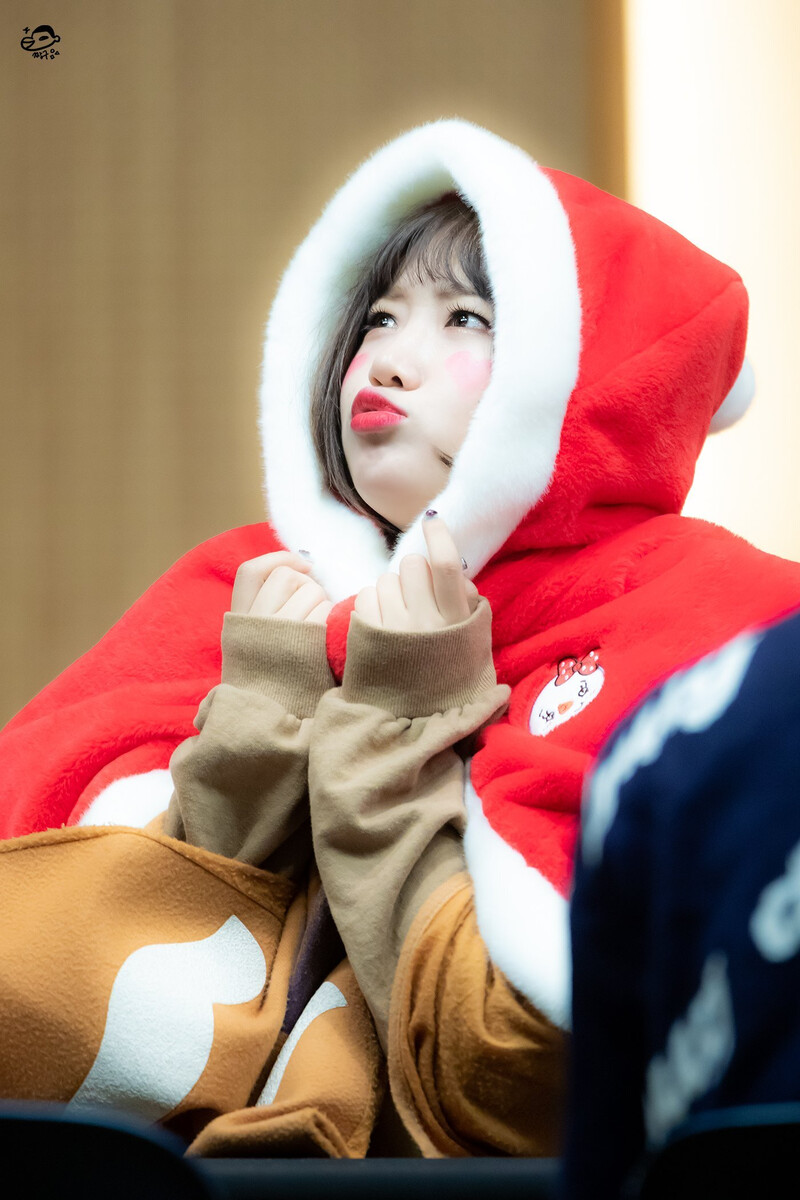 181104 Weki Meki Yoojung at Halloween 'KISS, KICKS' Fansign in Dongdaemun documents 1