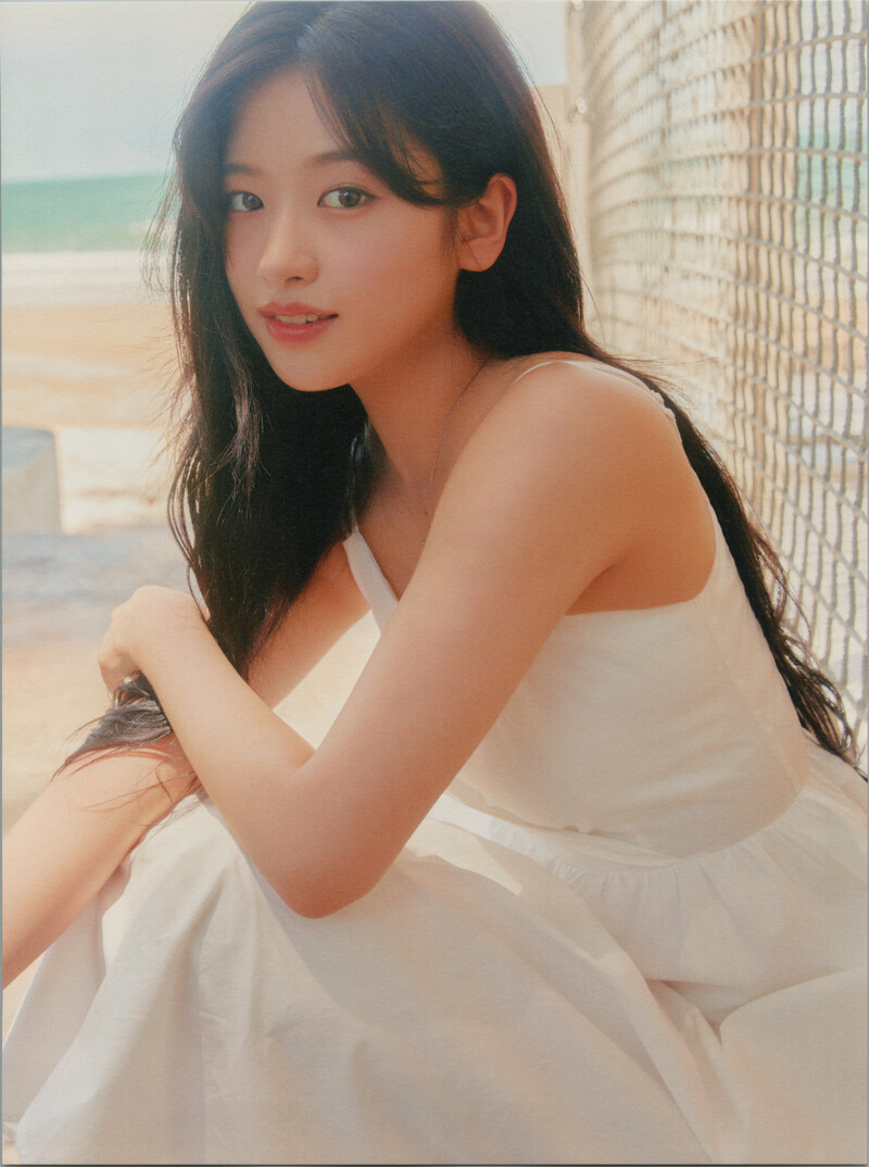 IVE - 1st Photobook 'A Dreamy Day' [SCANS] documents 11