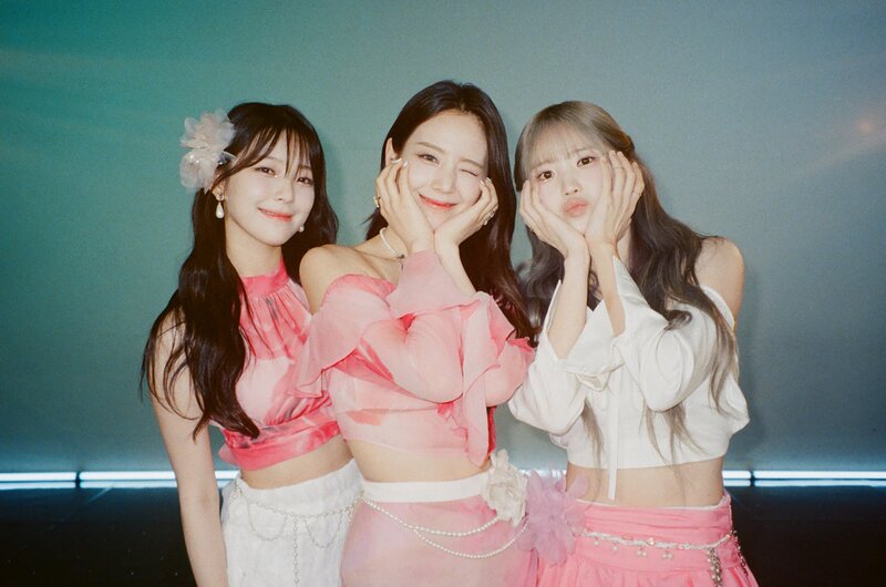 M2 Twitter Update - fromis_9 July Film Camera Photos documents 7