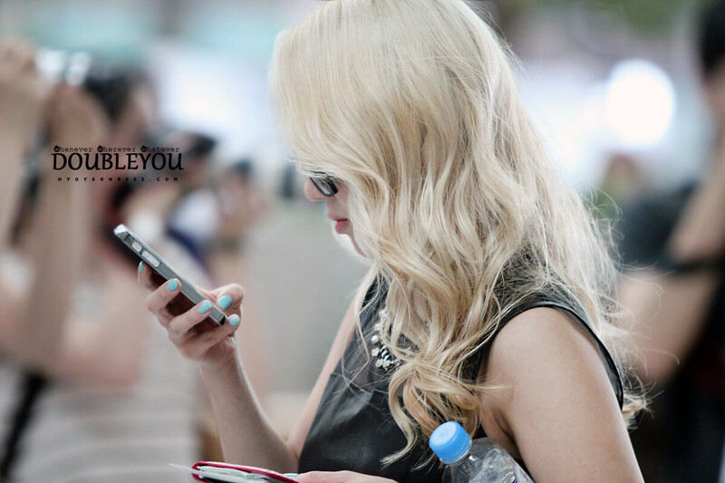 130621 Girls' Generation Hyoyeon at Incheon Airport documents 1