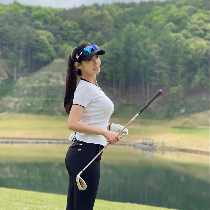 210428 Berry Good Johyun Golfing Instagram Update documents 9