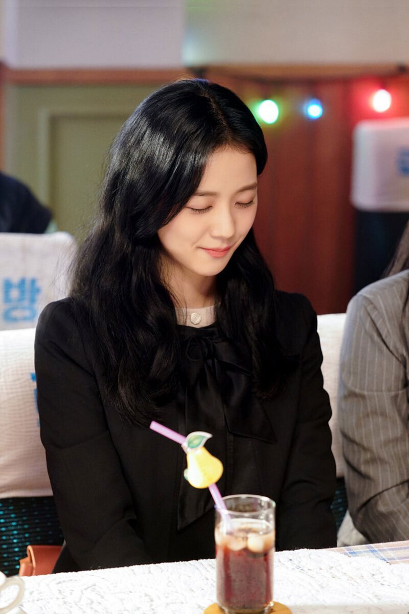 220128 - Off-Stage With JISOO “SNOWDROP” Filming Behind the Scenes (feat. Group Blind Date) documents 16