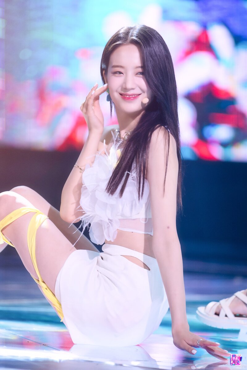 220710 fromis_9 Gyuri 'Stay This Way' at Inkigayo documents 10