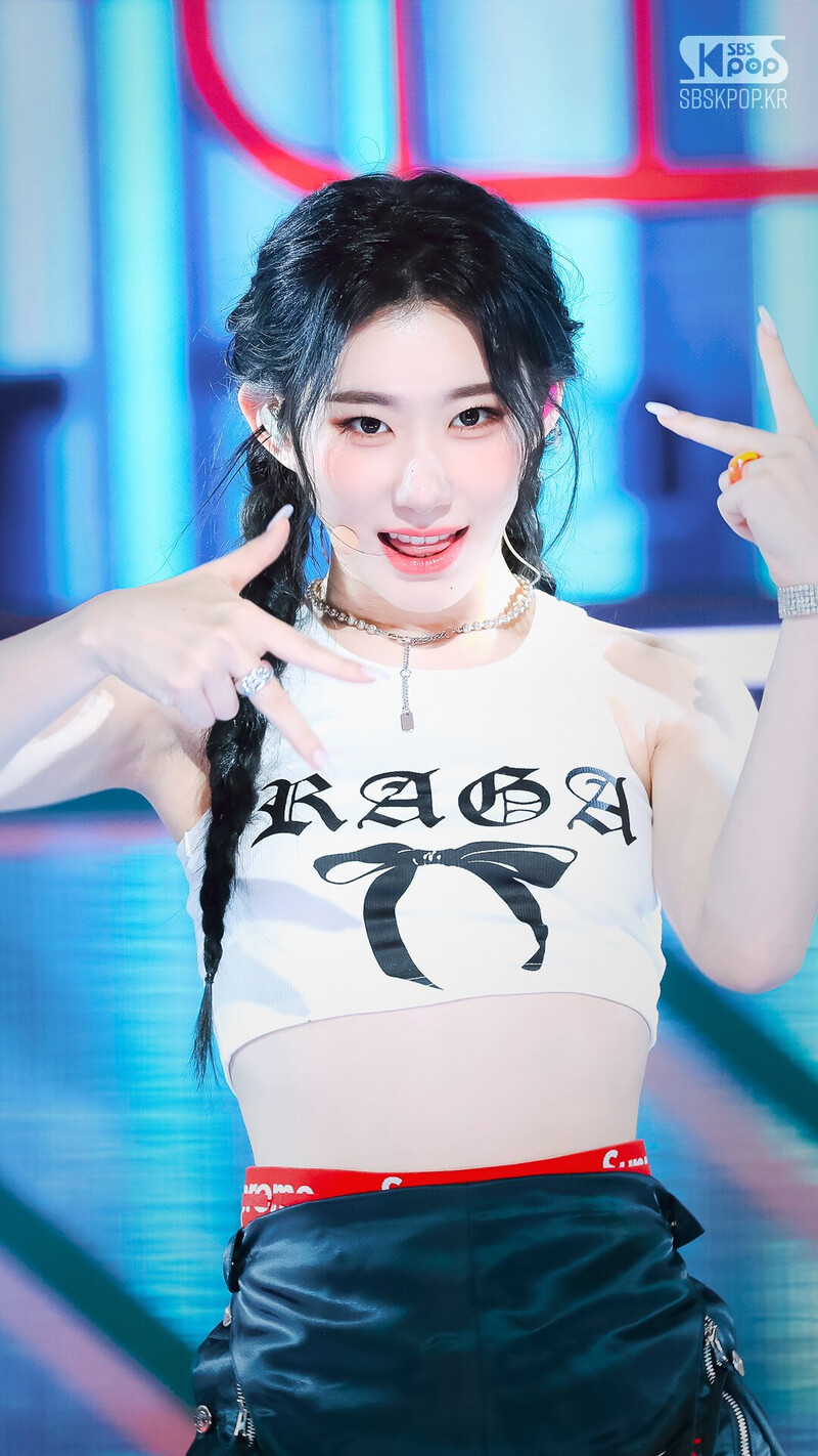 230806 ITZY Chaeryeong - ‘CAKE’ at Inkigayo | kpopping