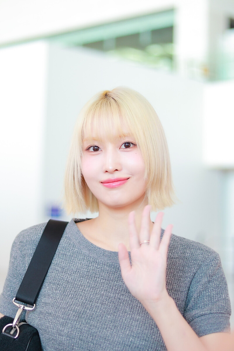 240916 TWICE Momo at Incheon International Airport documents 5