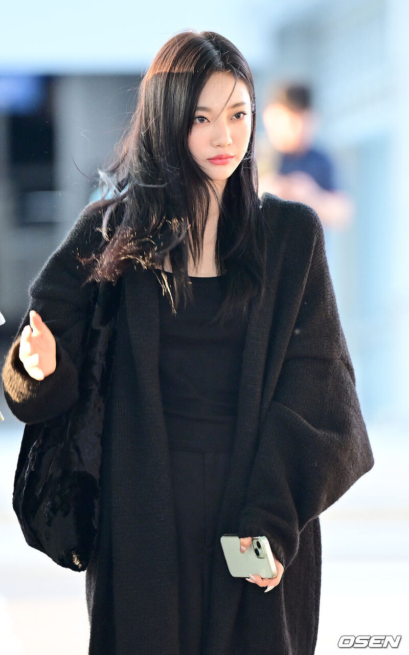 240927 aespa Ningning - at Incheon International Airport documents 4