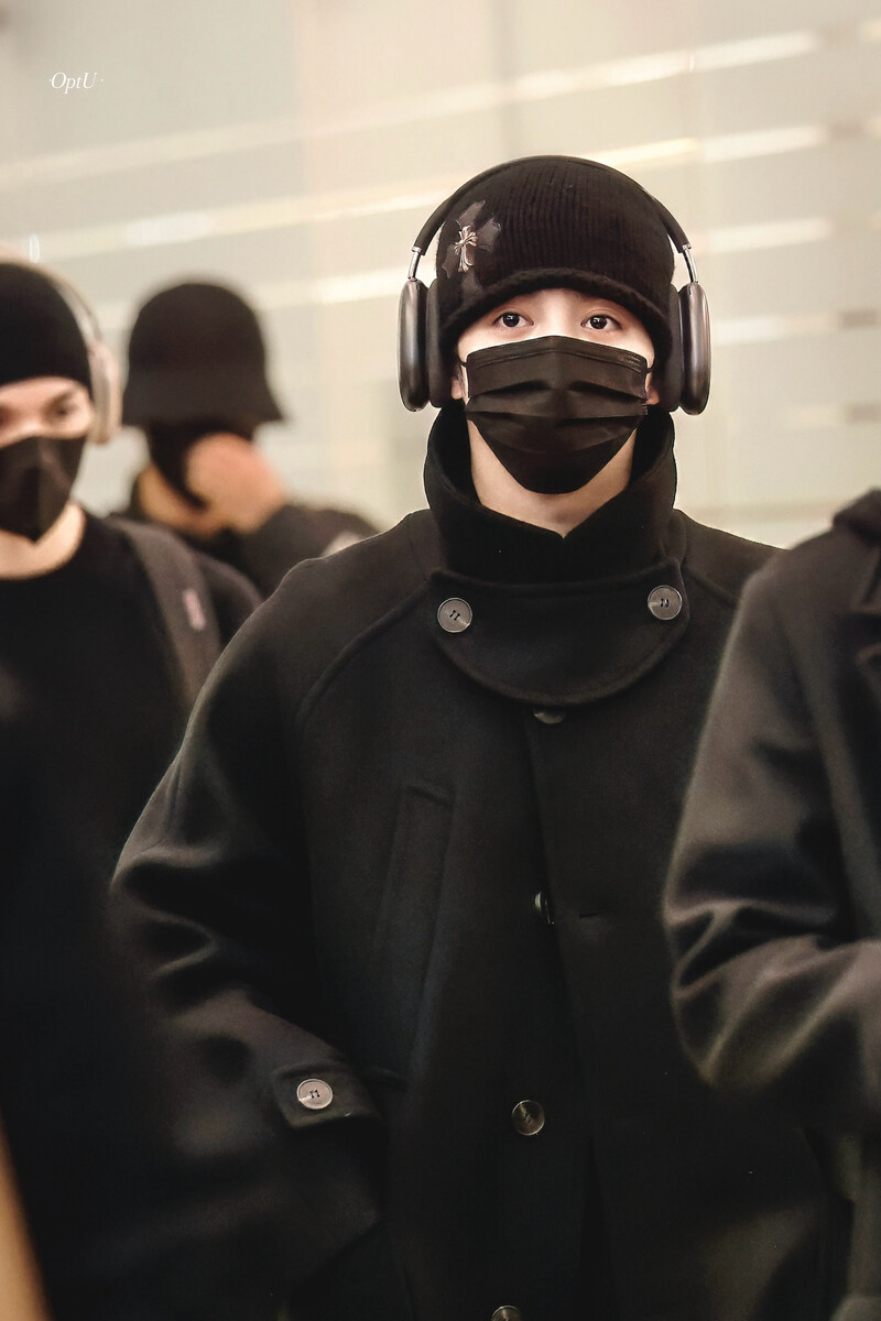 250103 SEVENTEEN S.Coups at Incheon International Airport documents 5