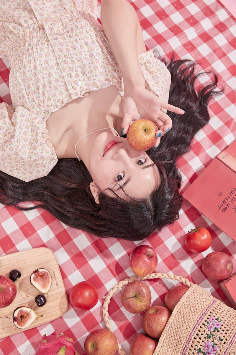 KWON EUN BI - 'Color Concept - Pastel Pink' [A photo book of KWON EUN BI enjoying her picnic time] documents 4